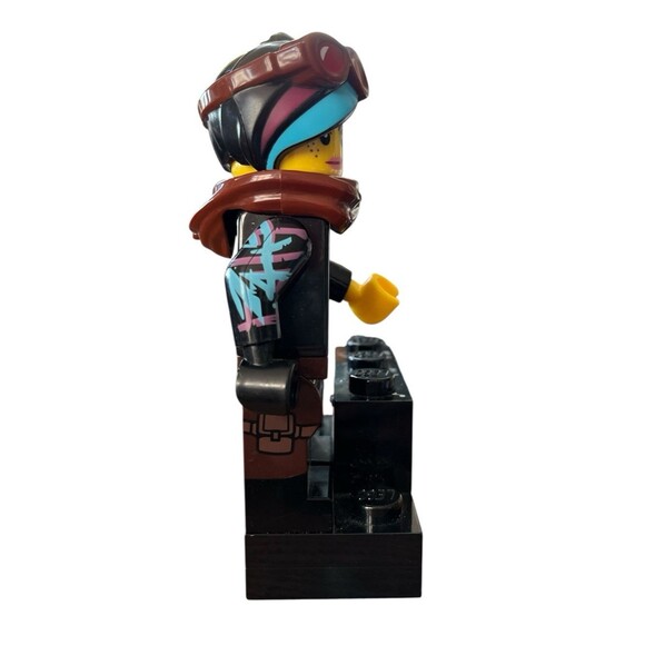 The LEGO Movie Lucy Wyldstyle Minifigure Digital Alarm Clock - Picture 2 of 5